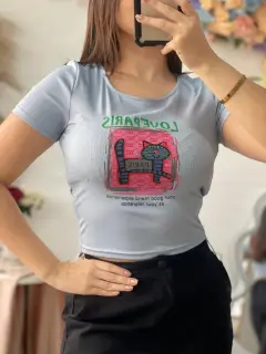 LJR118-041182 BLUSA MANGA CORTA CON ESTAMPADO DE GATITO Y ARRUCHE AJUSTABLES  LOS LADOS