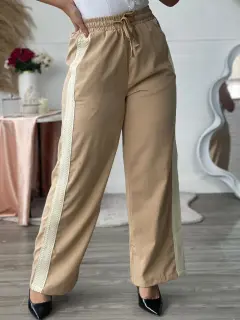 LJR188-041875 PANTALON CASUAL CON PRETINA AJUSTABLE Y DETALLES A LOS LADOS