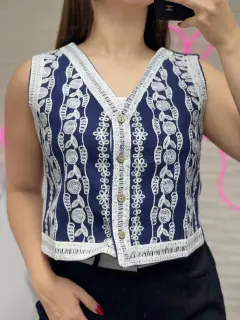 LJR227-042279 CHALECO CON BOTONES Y BELLO BORDADO EN JEANS