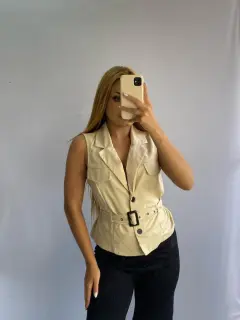 Chaleco Unicolor con Cinturón y Botones