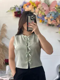 HZS229-062297 BLUSA CON CIERRE PARTE TRASERA Y DETALLE DE LAZOS DELANTERO