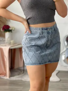 OZX013-030132 FALDA CORTA CON DETALLE BRILLANTES EN JEANS