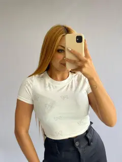 LJR132-041325 BLUSA SENCILLA  MANGA CORTA CON DETALLES  BRILLANTES EN FORMA DE LAZOS
