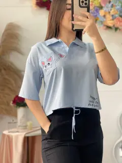 LJR053-040539 CAMISA MANGA CORTA CON AJUSTE EN RUEDO Y ESTAMPADO EN PARTE DE PECHO