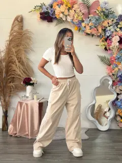 HZS234-062344 PANTALON CASUAL CON ELASTICA EN PRETINA Y DETALLES DE LAZOS A LOS LADOS