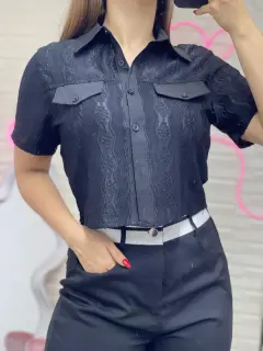 LJR232-042329 CAMISA ENCAJE TRANSPARENCIA MANGA CORTA Y BOTONES DELANTEROS