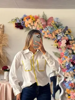 HZS080-060801 CAMISA CON DETALLES EN DORADO EN BOLSILLOS MANGA LARGA