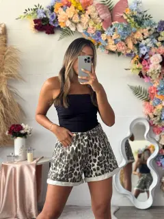 OZX010-030104 SHORT ESTILO JEANS CON ESTAMPADO DE ANIMAL PRINT