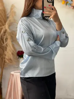 HZS182-061825 CAMISA DE SEDA CON DETALLES DE BOTONES EN MANGAS CUELLO ALTO