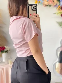 LJR212-042126  CAMISA MANGA CORTA CON DETALLES DE LAZOS ADELANTE
