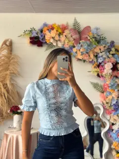 HZS039-060393 CAMISA CON MANGAS CORTAS DETALLE DE ENCAJE DELANTERO
