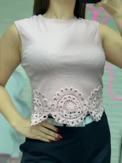 LJR228-042281 BLUSA TIPO CAMISETA SIN MANGAS CON HERMOSO DISEñO EN RUEDO