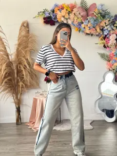 YM055-090550  PANTALON JEANS CON DETALLE ESTAMPADO TELA RIGIDA