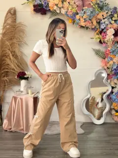 HZS234-062344 PANTALON CASUAL CON ELASTICA EN PRETINA Y DETALLES DE LAZOS A LOS LADOS