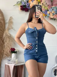 YM112-091122 ENTERIZO CORTO CON TIRANTES Y AMARRE DELANTERO EN JEANS