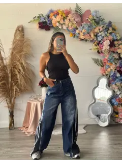 YM056-090568 PANTALON JEANS BOTA ANCHA CON DETALLE EN LINEAS BLANCAS