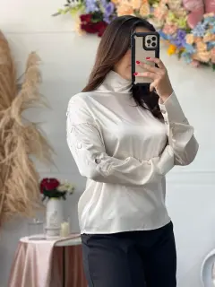 HZS182-061825 CAMISA DE SEDA CON DETALLES DE BOTONES EN MANGAS CUELLO ALTO