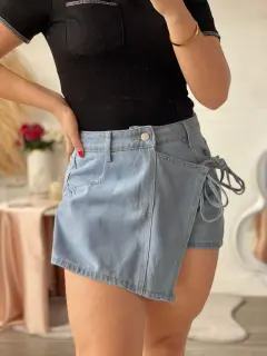 YM106-091069 FALDA SHORT CON DETALLE DE AMARRE DE LADO EN JEANS