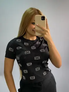 LJR128-041280 BLUSA CON MAGAS Y CUELLO REDONDO CON DETALLES EN BRILLANTES