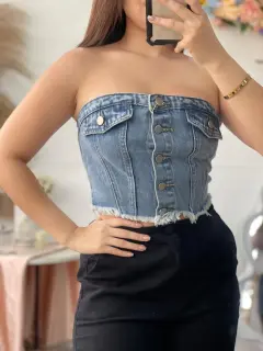 YM098-090989 BLUSA TIPO CROP TOP STRAPLE CON BOTONES EN JEANS