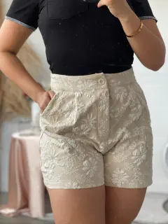 HZS286-062869 SHORT CORTO CON DETALLE DE BLONDA