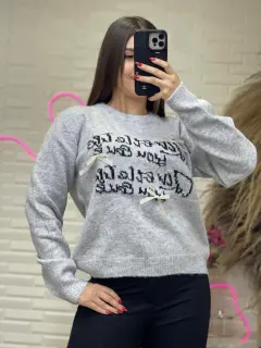 AL016-140165 SUETER TEJIDO CON ESTAMPADO DE LETRAS