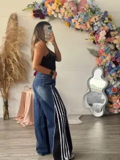 YM056-090568 PANTALON JEANS BOTA ANCHA CON DETALLE EN LINEAS BLANCAS